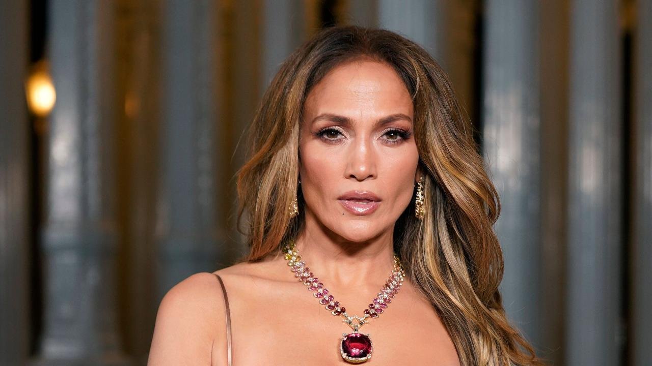 Jennifer Lopez shows off her skincare and beauty routine Jennifer Lopez shows off her skincare and beauty routine